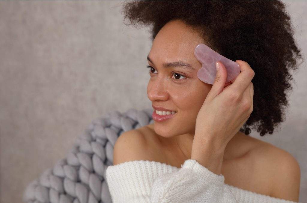 gua sha no cabelo e no couro cabeludo