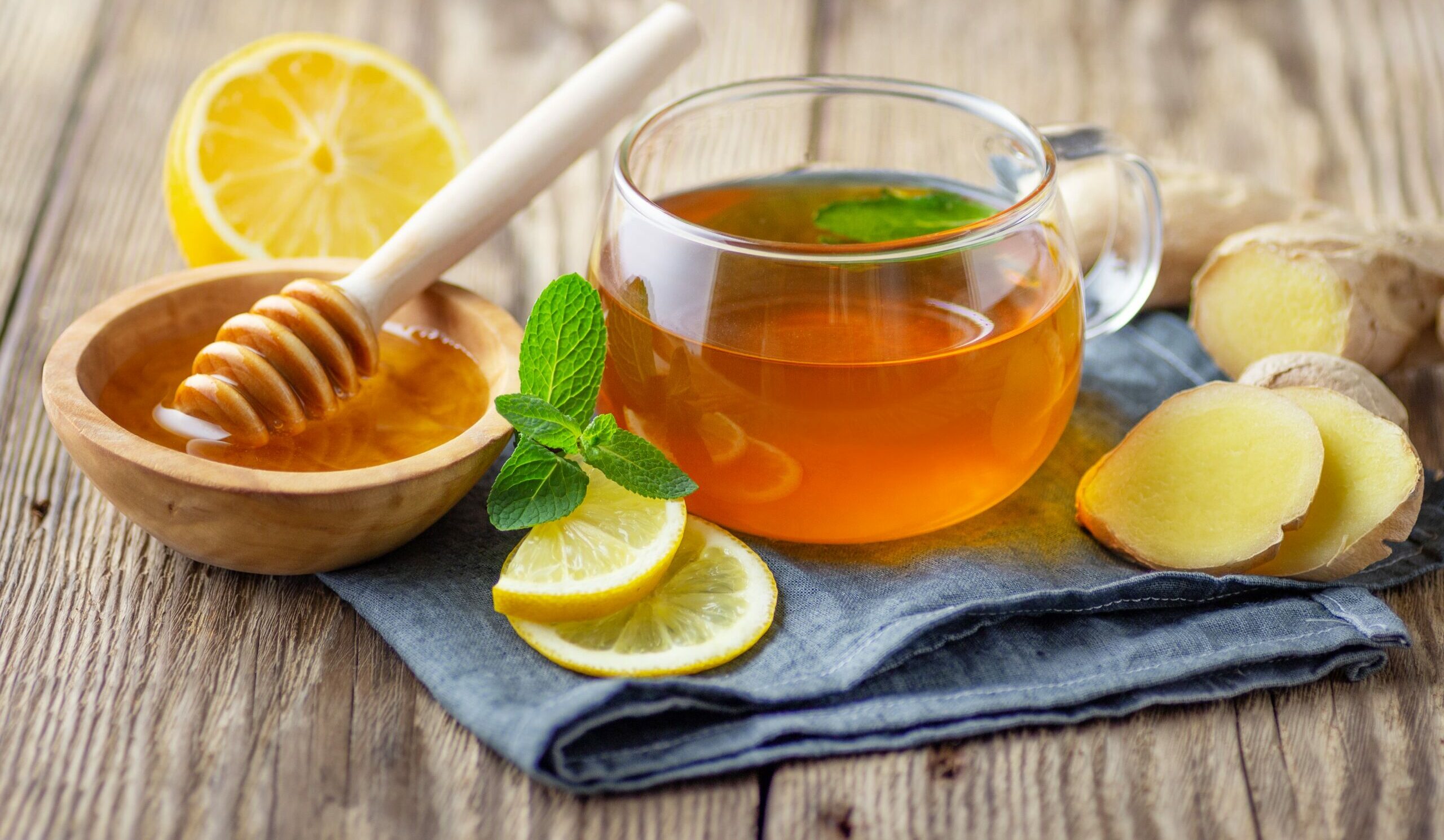 Chá para dor de garganta: 7 opções e como preparar