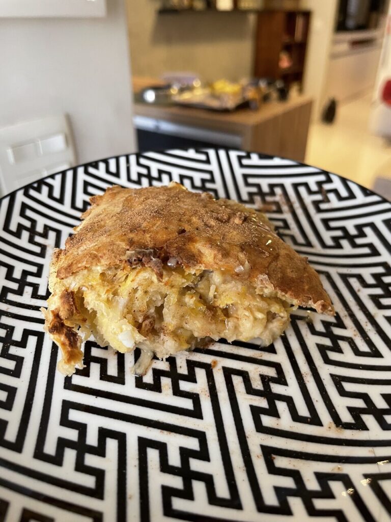 fatia de strudel de maçã servida em um prato com estampa geométrica