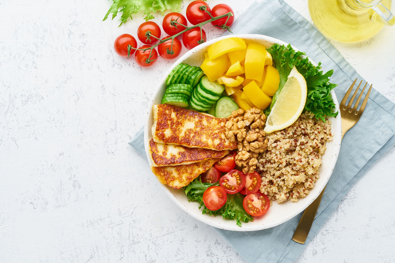 foto de um prato colorido com legumes, salada e grãos