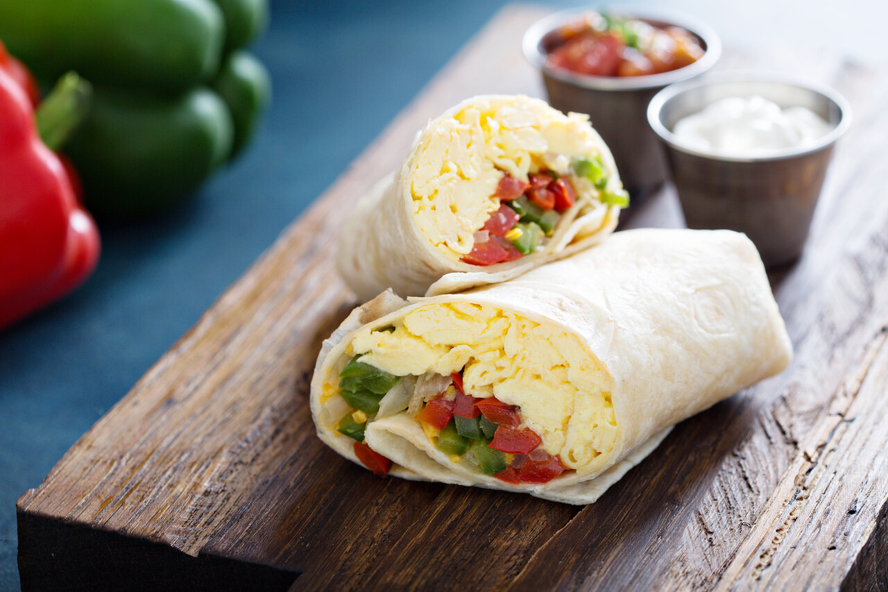 foto de um wrap de ovos mexidos com tomate e alface
